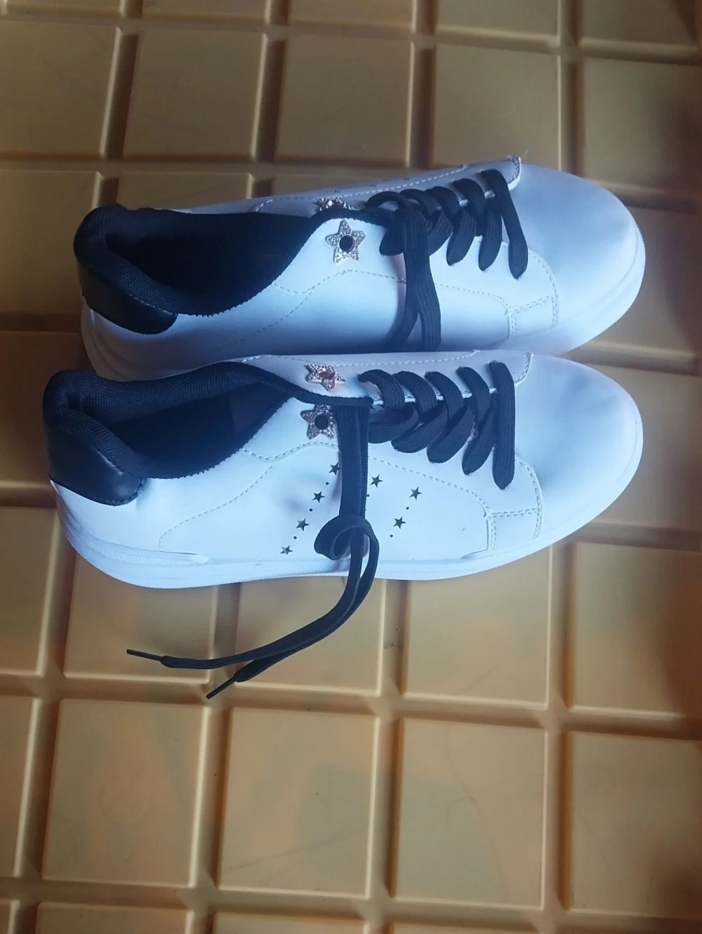 Yvo Womans White Sneakers With Stars